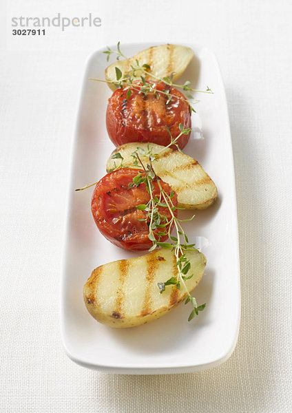 Gegrillte Tomaten und Kartoffeln auf dem Teller