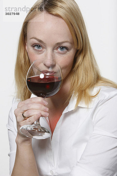 Junge Frau trinkt Rotwein  Porträt