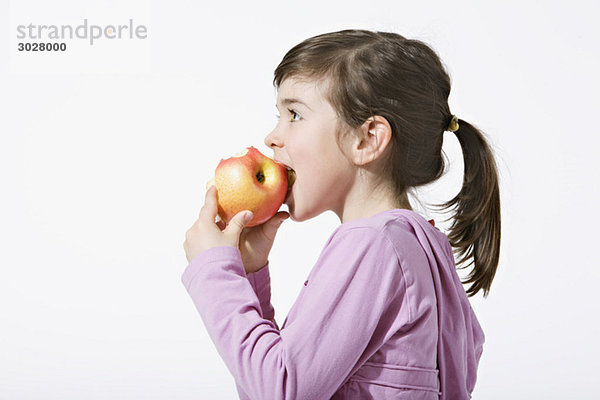 Mädchen (4-5) beim Apfelessen  Seitenansicht  Porträt