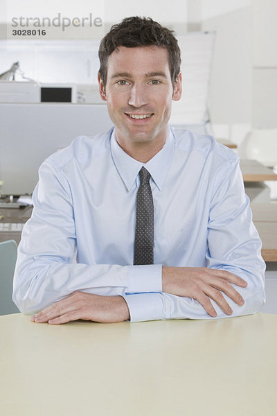 Geschäftsmann im Büro  lächelnd  Portrait