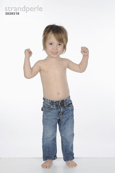 Kleiner Junge (2-3) mit nackter Brust  Arme hoch  Portrait