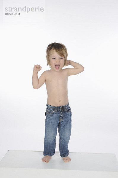 Kleiner Junge (2-3) mit nackter Brust  Portrait