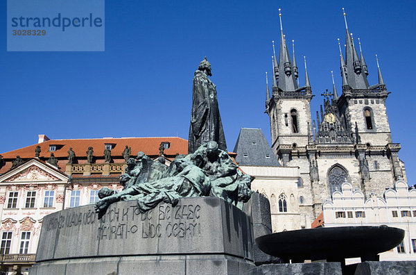Tschechische Republik  Prag  Frauenkirche vor Tyn  Denkmal im Vordergrund