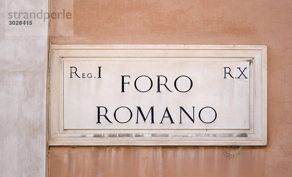 Italien  Rom  Straßenschild an der Wand  Foro Romano  Römisches Forum  Nahaufnahme