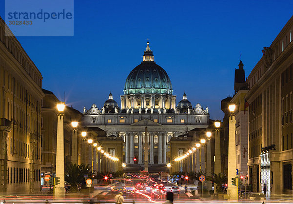 Italien  Rom  Vatikanstadt  Verkehr bei Nacht  Basilika St. Peter im Hintergrund