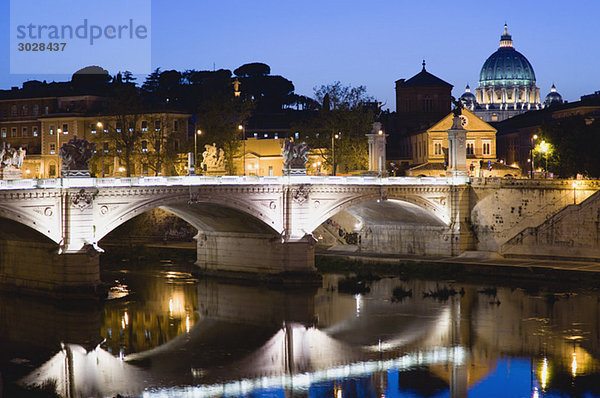 Italien  Rom  Vatikanstadt  Basilika St. Peter bei Nacht  von der Ponte Vittorio Emmanuele aus gesehen
