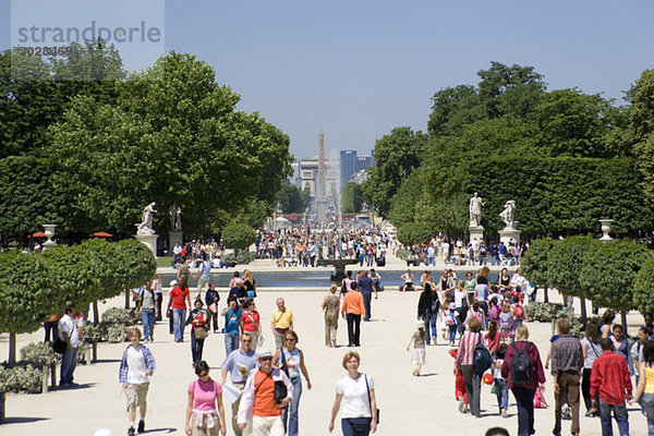 France  Paris  Jardin des Tuilleries  tourists in foreground
