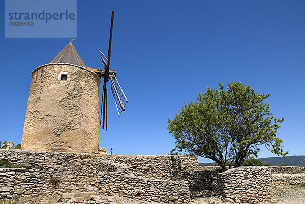 Frankreich  Provence  Saint Saturnin Les Apt  Windmühle