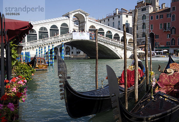 Italien  Venedig  Gondel  Rialtobrücke im Vordergrund