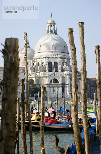 Italien  Venedig  Gondeln parken am Canal Grande neben Santa Maria della Salute