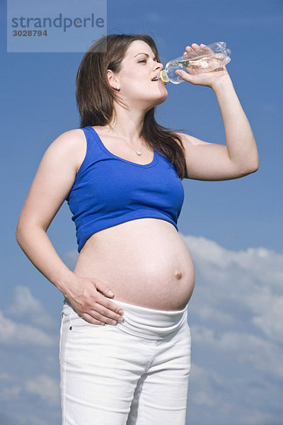 Schwangere trinkt Wasser  Porträt