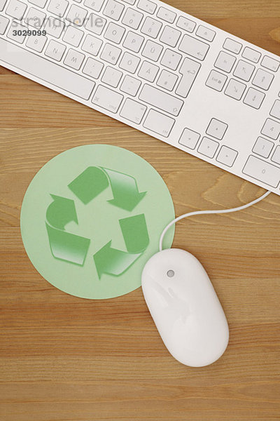 Computermaus  Tastatur  Mauspad mit Recycling-Symbol  erhöhte Ansicht