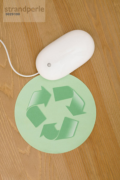 Computermaus neben Mousepad mit Recycling-Symbol  erhöhte Ansicht