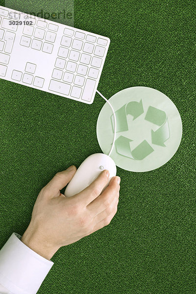 Person mit Computermaus  Mousepad mit Recycling-Symbol  erhöhte Ansicht
