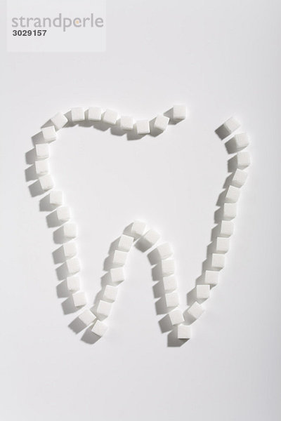 Zuckerwürfel  die einen Zahn bilden  erhöhte Ansicht