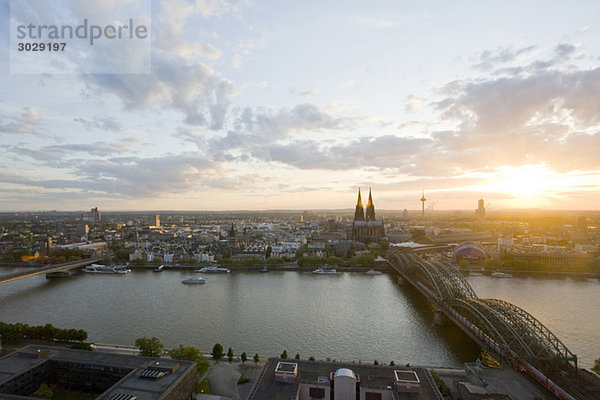 Deutschland  Köln  Hohenzollernbrücke und Kölner Dom  Stadtansicht