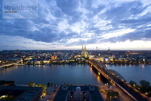 Deutschland  Köln  Hohenzollernbrücke und Kölner Dom  Stadtansicht