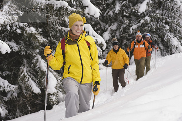 Italien  Südtirol  Jugendliche in Winterkleidung wandern