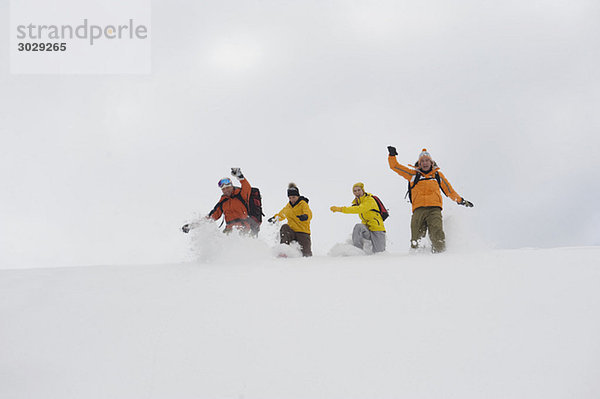 Italien  Südtirol  Menschen in Winterkleidung  die herumalbern