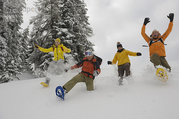 Italien  Südtirol  Leute mit Schneeschuhen  die herumtollen