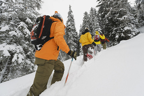Italien  Südtirol  Jugendliche mit Schneeschuhen  die herumtollen