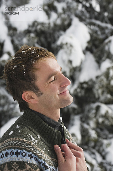 Italien  Südtirol  Junger Mann  Augen geschlossen  lächelnd  Portrait