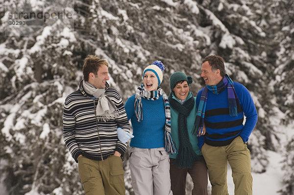 Italien  Südtirol  Jugendliche beim Winterspaziergang