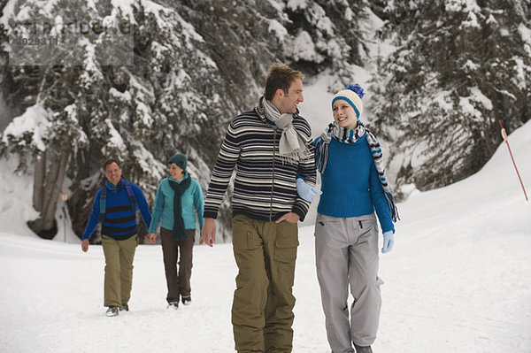 Italien  Südtirol  Jugendliche beim Winterspaziergang