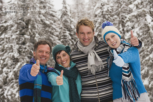 Italien  Südtirol  Jugendliche in Winterkleidung  Daumen hoch  Portrait