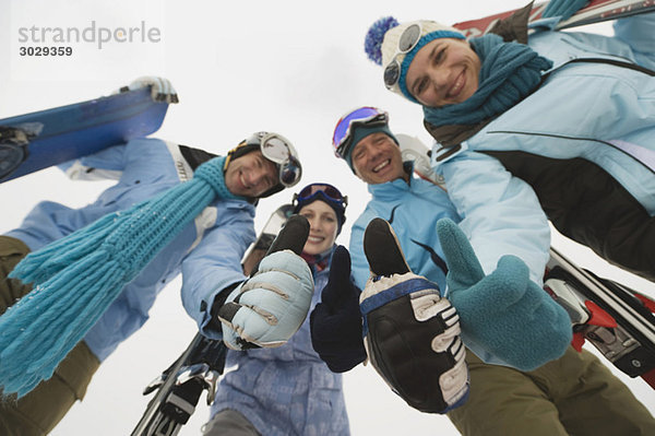 Italien  Südtirol  Vier Personen in Winterkleidung  Daumen hoch  Tiefblick