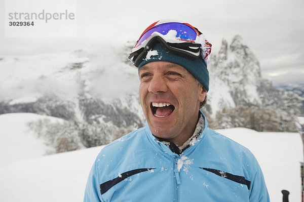 Italien  Südtirol  Mann in Winterkleidung  Lachen  Portrait