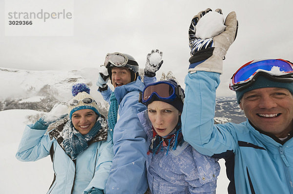 Italien  Südtirol  Vier Personen in Winterkleidung mit Schneebällen