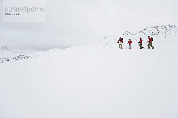 Italien  Südtirol  Vier Personen Schneeschuhwandern