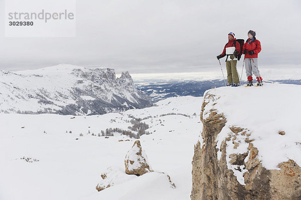 Italien  Südtirol  Paar mit Schneeschuhen auf der Bergspitze