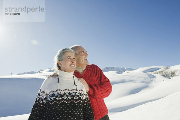 Italien  Südtirol  Seiseralm  Seniorenpaar in winterlicher Landschaft