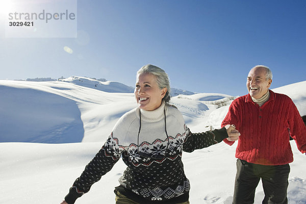 Italien  Südtirol  Seiseralm  Seniorenpaar in Winterlandschaft