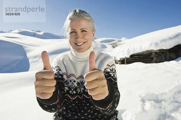 Italien  Südtirol  Seiseralm  Seniorin Daumen hoch  lächelnd  Portrait