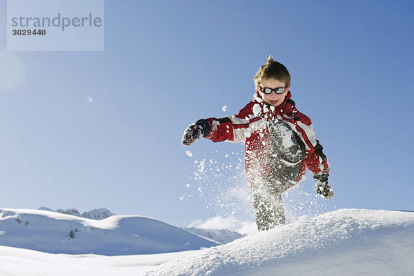 Italien  Südtirol  Seiseralm  Junge (4-5) beim Spielen im Schnee
