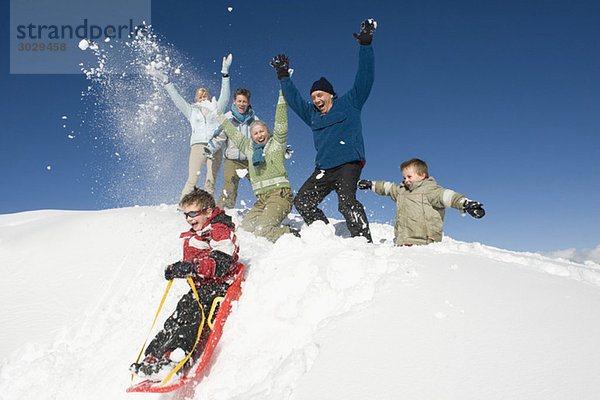 Italien  Südtirol  Seiseralm  Familie im Schnee  Spaß haben