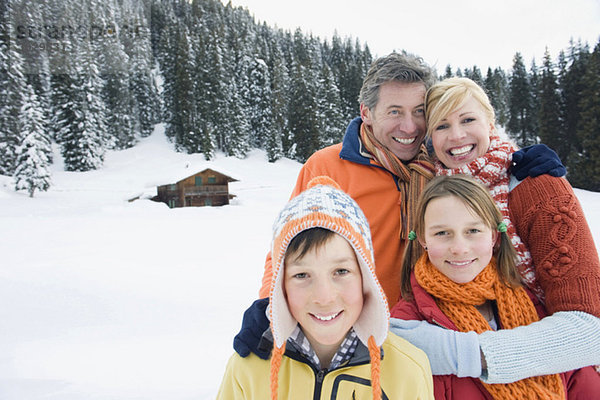 Italien  Südtirol  Familie lächelnd  Portrait