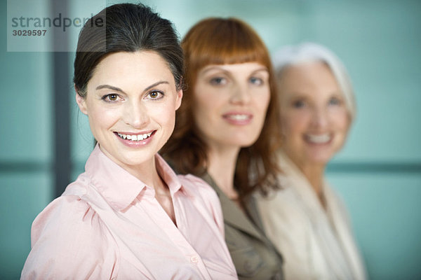 Drei Geschäftsfrauen lächelnd  Portrait