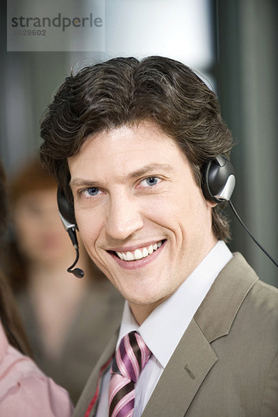 Mann mit Kopfhörer  lächelnd  Portrait