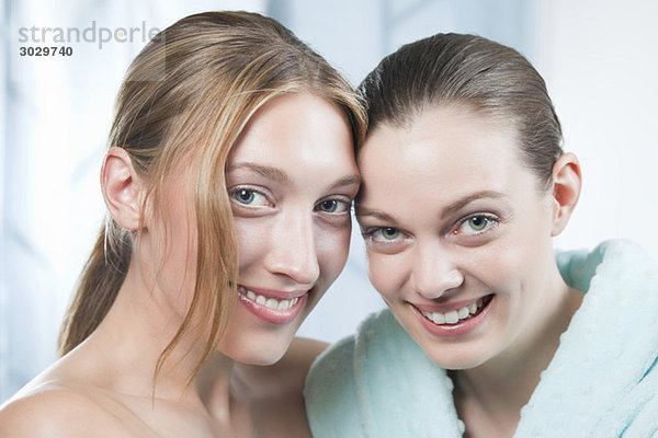 Zwei junge Frauen im Spa  lächelnd  Portrait