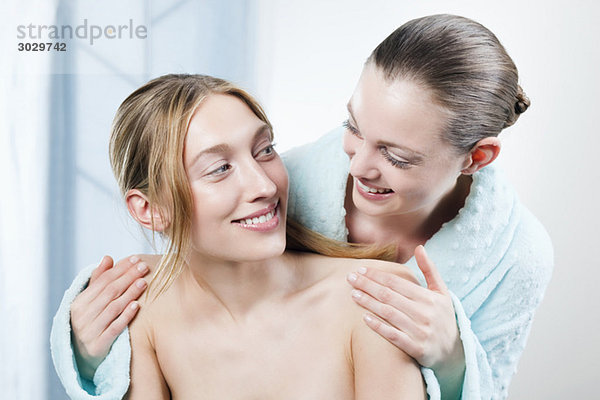 Zwei junge Frauen im Spa  lächelnd  Portrait
