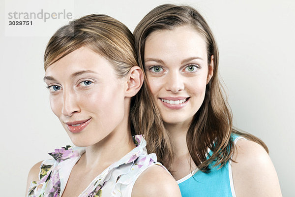 Zwei junge Frauen lächeln  Porträt