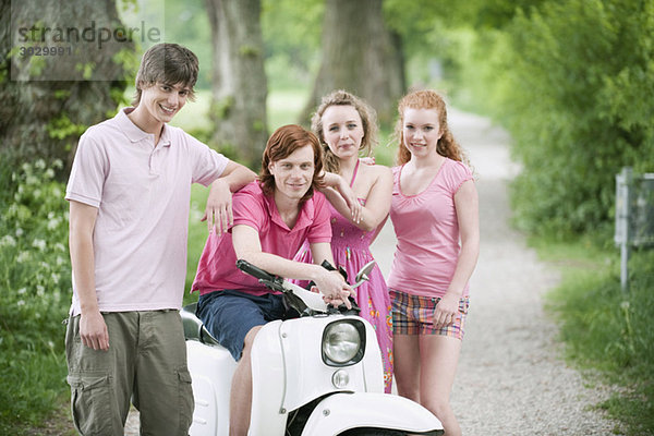 Deutschland  Bayern  Vier Freunde beim Moped  Portrait