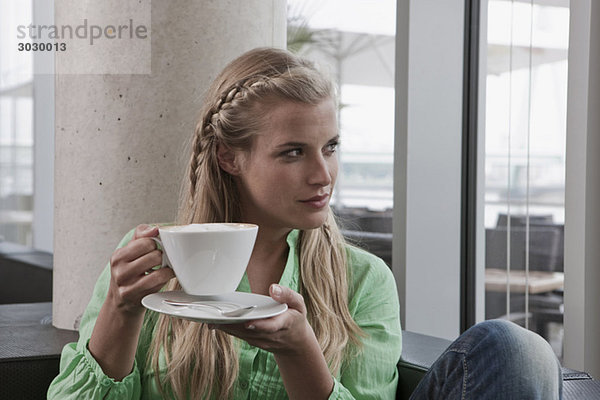 Junge Frau im Café mit einer Tasse Kaffee  Portrait