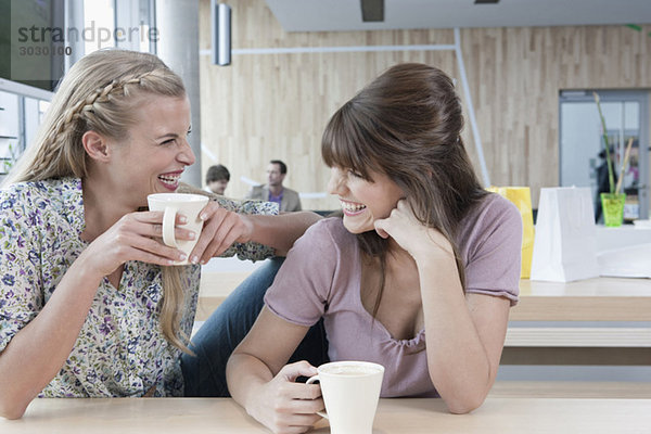 Junge Frauen im Cafe  Spaß haben