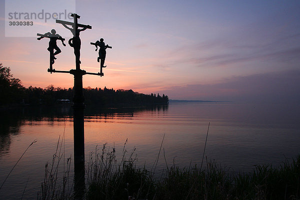 Das Schwedenkreuz auf der Insel Mainau bei Dämmerung  Bodensee  Baden-Württemberg  Deutschland  Silhouette