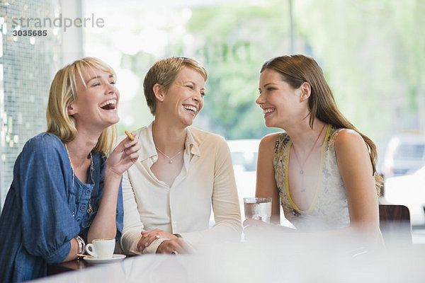 Drei Frauen sitzen in einem Restaurant.